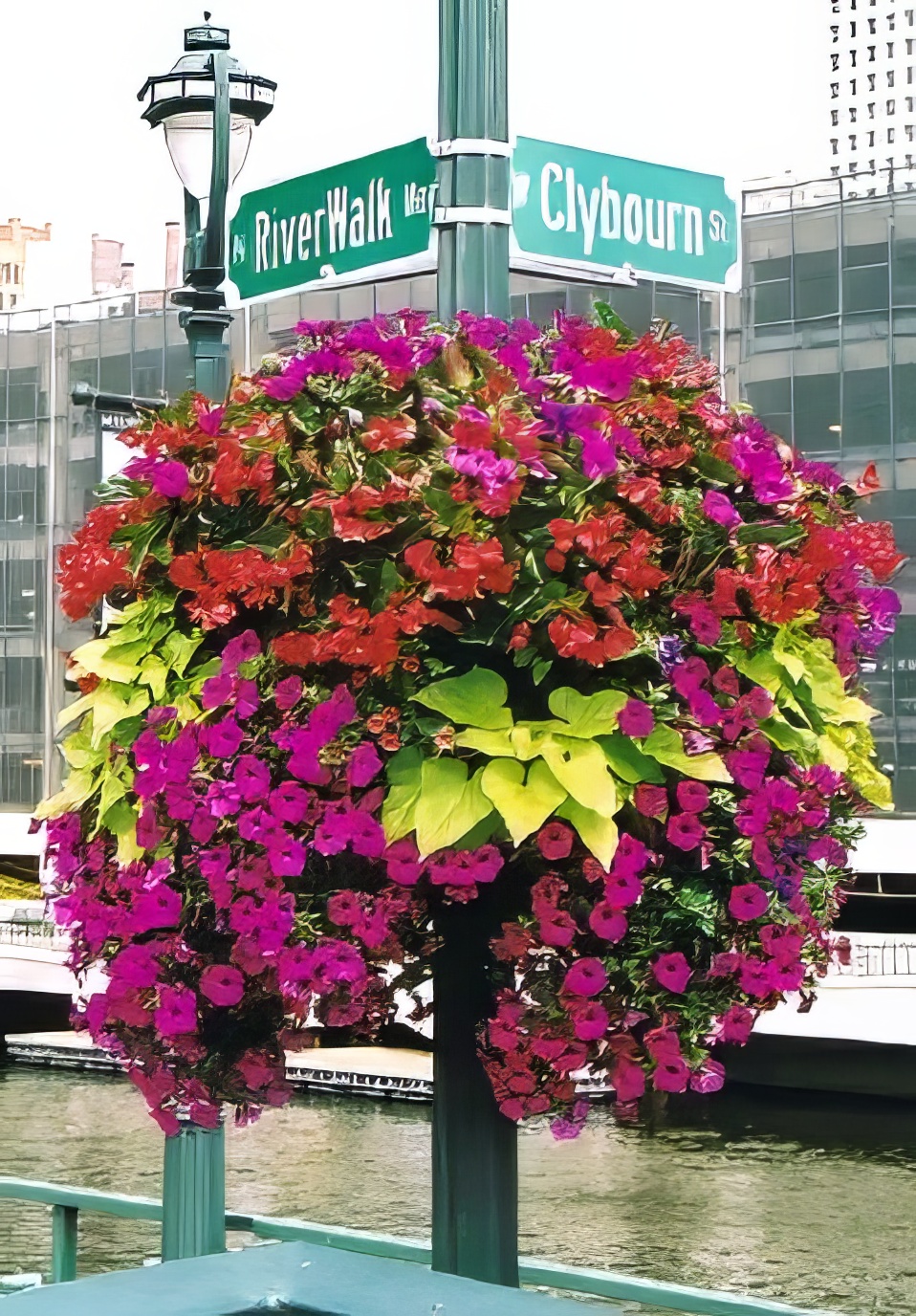 RiverWalk - Downtown Milwaukee Urban Streetscapes - KEI