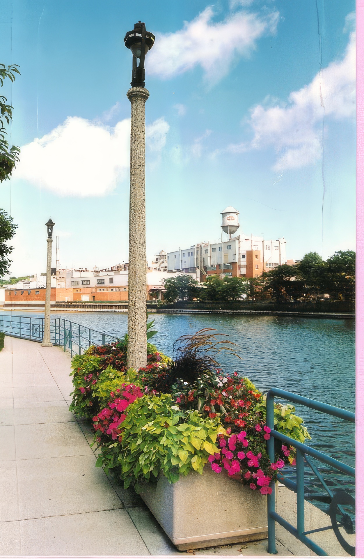 RiverWalk - Milwaukee - Streetscapes - KEI